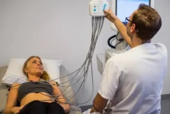 DECAPUS III Système d'électrodes par aspiration sur batterie Livré avec une boîte de 128 electrodes et bras de fixation