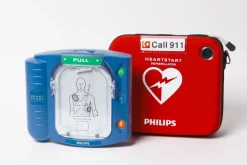 Pack intérieur : DSA HeartStart HS1, armoire Aivia IN, kit de premiers secours, pack de signalétiques