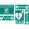 Pack signalétique DAE qualité standard, taille 10 x 15 cm : logo DAE, flèches (gauche, droite, bas), site équipé