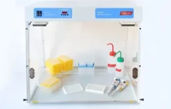 Station de travail ADN et PCR avec parois en plexiglas