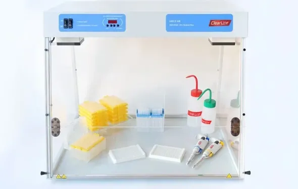 Station de travail ADN et PCR avec parois en plexiglas